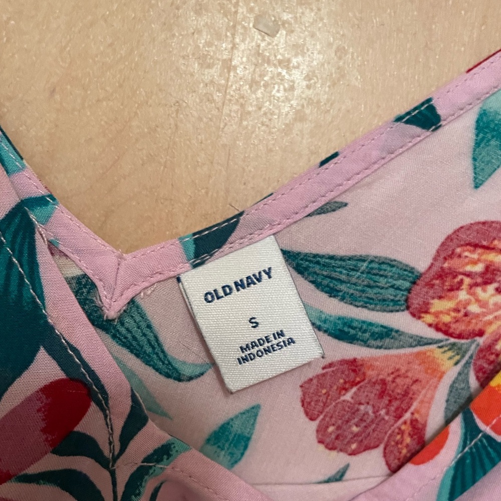 ๐3 for $15๐ Old Navy Floral Tank - Picture 4 of 4